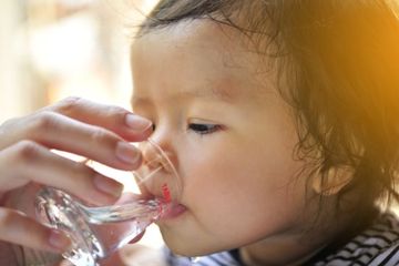 Minum air, cara sederhana menjalani gaya hidup sehat saat memasuki fase new normal.
