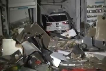 Mobil mahasiswa tabrak Apotek Senopati, Jaksel (27/10/2019).