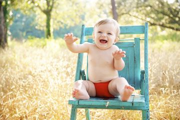 Sebaiknya kita perlu waspada bila membawa bayi ke luar rumah saat cuaca panas.