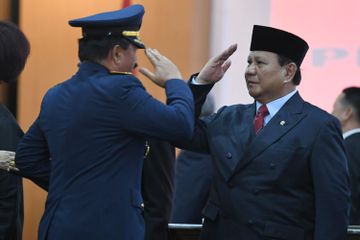 Menteri Pertahanan Prabowo Subianto (kanan) membalas hormat Panglima TNI Marsekal TNI Hadi Tjahjanto (kiri) usai acara serah terima jabatan di gedung Kementerian Pertahanan, Jakarta, Kamis (24/10/2019). Prabowo Subianto menjabat sebagai Menteri Pertahanan dalam kabinet Indonesia Maju periode 2019-20