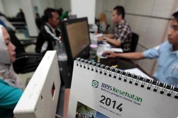 Kenaikan iuran BPJS tetap akan membuat BPJS defisit, demikian ramalan seorang ekonom.