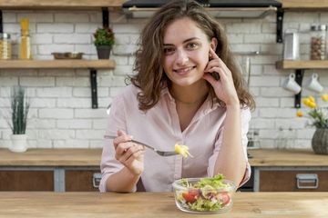 Diet sehat selama menstruasi sesuai siklusnya bisa mengatasi PMS.