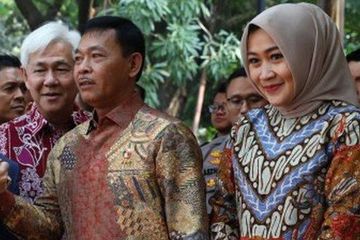 Fitri Handari saat mendampingi Komjen Idham Azis.