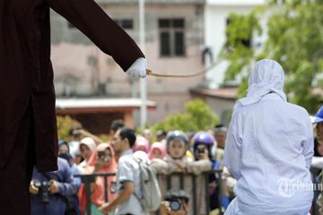Berbuat Zina Seorang Wanita Dan 2 Pria Dapat Cambuk Sebanyak 100 Kali Di Hadapan Masyarakat Eksekusi Sempat Terhenti Gegara Salah Satu Terpidana Merintih Kesakitan Semua Halaman Sosok