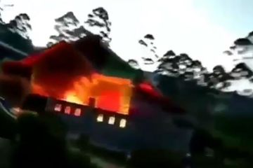 Rumah dibakar oleh sang istri, sementara suai ada di dalam dalam kondisi keracunan.