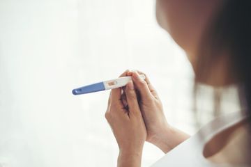 Kehamilan di luar rencana bisa saja terjadi saat pandemi Covid-19. Tetap jaga kehamilan dengan berkonsultasi ke dokter.