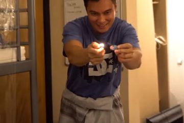 Baim Wong main bom asap di kamar
