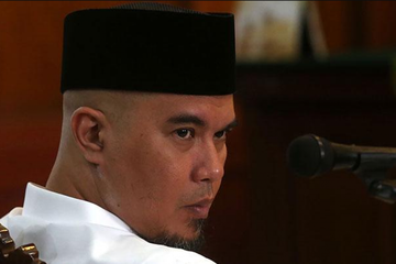 Jika nanti keluar dari penjara, Ahmad Dani terlihat kurus dengan perut rata. Akibat gemar latihn di penjara?