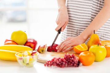 Konsumsi makanan sehat saat merencanakan kehamilan.