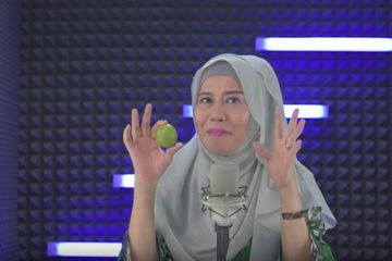 Dewi Yull saat menjelaskan khasiat buah jeruk nipis bagi kesuburan dan kehamilan.