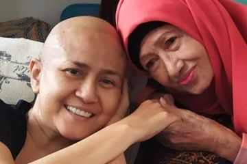 Ria Irawan bersama ibunda, Ade Irawan. Kini mereka berdua telah meninggal dunia.