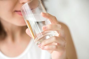 Sebaiknya segera minum air sebelum tubuh menunjukkan gejala dehidrasi yang sesungguhnya.