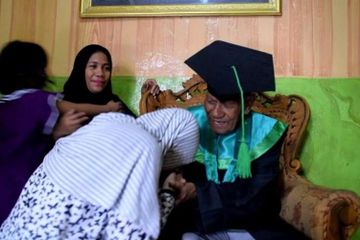 Kakek La Ode jadi sarjana
