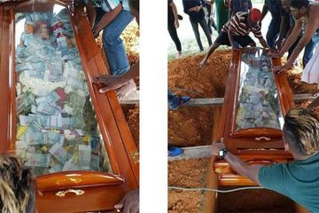 Seorang Koruptor mencoba menyuap tuhan dengan meletakkan uang bergepok-gepok di peti matinya.