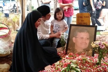 Sang Ayah Dua Hari Lagi Akan Jalani Pemeriksaan Jantung, Tangis Penyanyi Nindy Pecah di Pusara Pria Tercinta: 'Papa Leukositnya Tinggi'