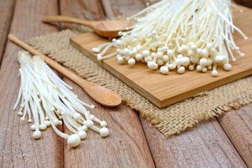 Aneka jamur, termasuk jamur enoki mempuyai banyak manfaat, di antaranya menurunkan tekanan darah tinggi.