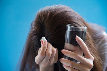 Minum  obat tanpa menggunakan air putih ternyata berbahaya bagi kesehatan.