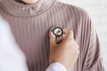 Aritmia adalah gangguan detak atau irama jantung. Gejalanya dapat dirasakan ketika jantung berdetak lebih cepat dari normal (takikardia) atau ketika jantung berdetak lebih lambat dari normal (bradikardia).