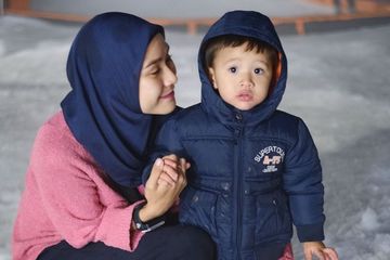 Zaskia Mecca panik anak bungsu unur 1,5 tahun main hujan