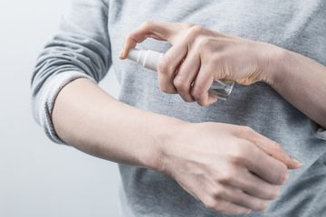 Membuat obat anti  nyamuk semprot alami dan aman bagi manusia.