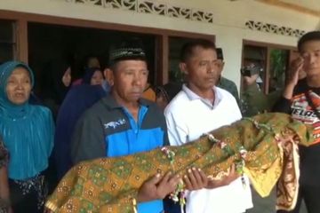 Kelaurga korban mengangkat jenazah Muhammad Noval Muhtarom, balita dari Desa Nglambangan, Kecamatan Wungu dilaporkan tewas dengan kondisi sekujur tubuh melepuh setelah berobat di salah satu klinik tak jauh dari rumahnya.
