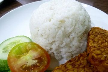Makan nasi dengan tempe terbukti menyehatkan bagi tubuh. 