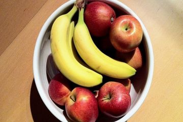Apel dan pisang sebaiknya jangan ditaruh berdekatan karena akan mudah busuk.