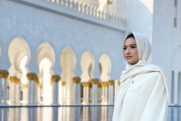 Penampilan Raline Shah berjilbab yang curi perhatian saat liburan di Abu Dhabi