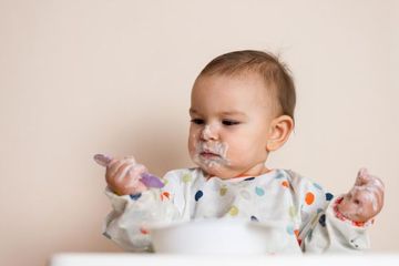 [Ilustrasi] bayi makan yoghurt saat MPASI