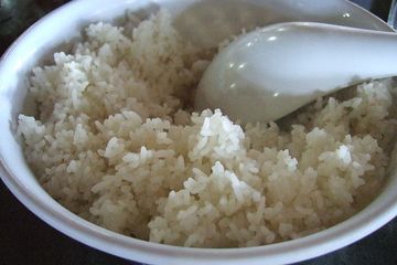 zJumlah centong nasi putih yang dimakan setiap hari pengaruhi resistensi insulin.