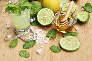 Terapi jeruk nipis dengan madu lebih mujarab ketimbang dicampur kecap manis dalam mengatasi masalah batuk.