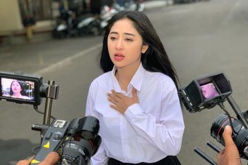 Syuting Video Klip Dewi Perssik Asik Bergaya Pamerkan Paha Mulus Di Pinggir Kolam Renang Semua Halaman Stylo