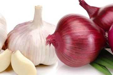 Bawang merah dan bawah putih dipercaya menyembuhkan masuk angin.