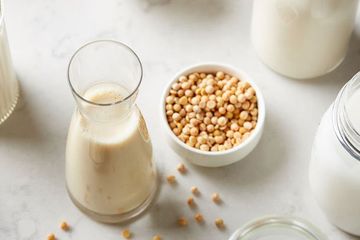 Ingin Menopause Tak Buru-buru Datang? Bisa, Minum Susu Kedelai Secara Rutin!