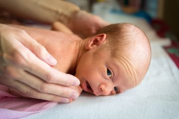 Cara Merawat Kulit Bayi yang Tepat, Mandi 2 Kali Seminggu Sudah Cukup