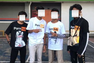 Astagfirullah! Para Remaja ini Pamerkan Kaos Bertema Situs Dewasa ...
