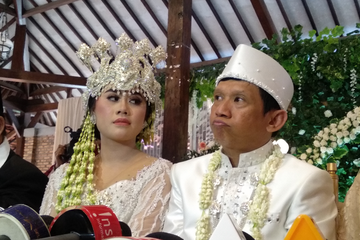 Ginanjar dan Tiara Amalia, istrinya yang 32 tahun lebih muda