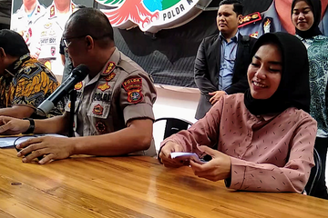 Medina Zein  di Polda Metro Jaya, Jakarta Selatan, Jumat (3/1/2020), tersenyum karena mendapat putusan rehabilitasi. 