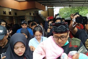 Gendong Bayi Lina ke Makam, Teddy Tuai Kecaman dari Warganet: Bayi Umur Segitu Rentan sama Cuaca, Kalau kena Sawan Gimana?