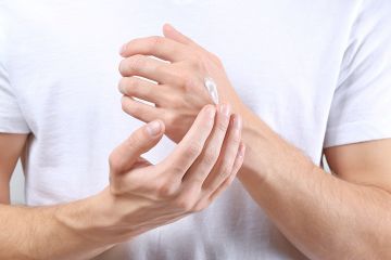 Memakai Hand Cream Tak Hanya Urusan Wanita, Pria Juga Wajib Pakai Karena Alasan Ini