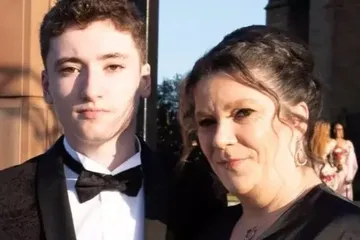 Caroline dan putranya Aidan Jackson, yang ditolong oleh sesama gamer saat kejang dengan jarak 8000 kilometer.