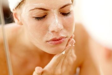 5 Rekomendasi Gel Cleanser untuk Kulit Berminyak, Mampu Bersihkan ...
