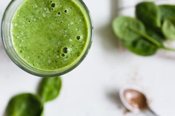Jus sayuran sebagai minuman sehat usir lemak di perut.