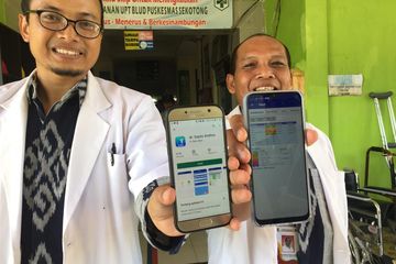 Dokter Sapto Sutardi bersama Kepala UPT BLUD Puskesmas Sekotong , Nyoman Adyana Putra saat menunjukan aplikasi dr. Sapto Anthro.