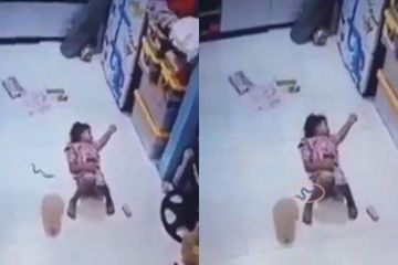 Bikin Ngeri! Terekam CCTV, Anak Ular Masuk ke Celana Anak Kecil yang Tidur di Lantai