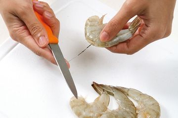 Buang benang hitam pada punggung udang sebelum dimasak, tertelan bisa mematikan. Eh, ternyata hoax!
