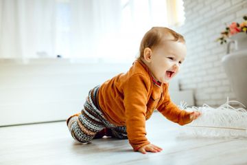 Amati Panduan Perkembangan Bayi 10 Bulan yang Normal Terjadi