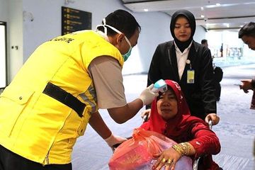 Pemeriksaan arus penumpang diperketat di bandara Soekarno-Hatta untuk mencegah virus corona masuk.