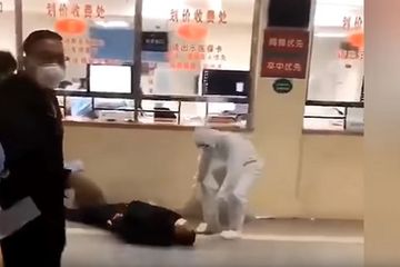 Warga Wuhan berjatuhan, diduga karena mengidap Virus Corona. Setelah menyebar lewat pernapasan, kini dapat menyebar lewat mata.