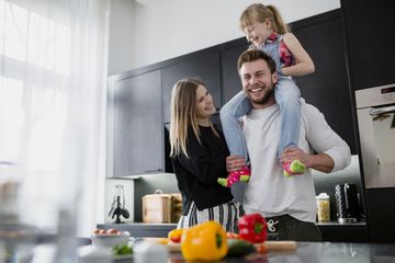 Tak Perlu Merogoh Kocek Terlalu Dalam 6 Kegiatan Sederhana Ini Bisa Jadi Pilihan Untuk Familyquality Dengan Si Kecil Semua Halaman Nakita<script async src=